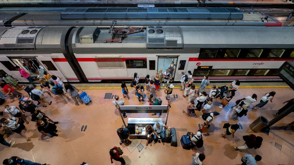 EuropaPress 4654109 varios viajeros andenes cercanias estacion tren atocha septiembre 2022