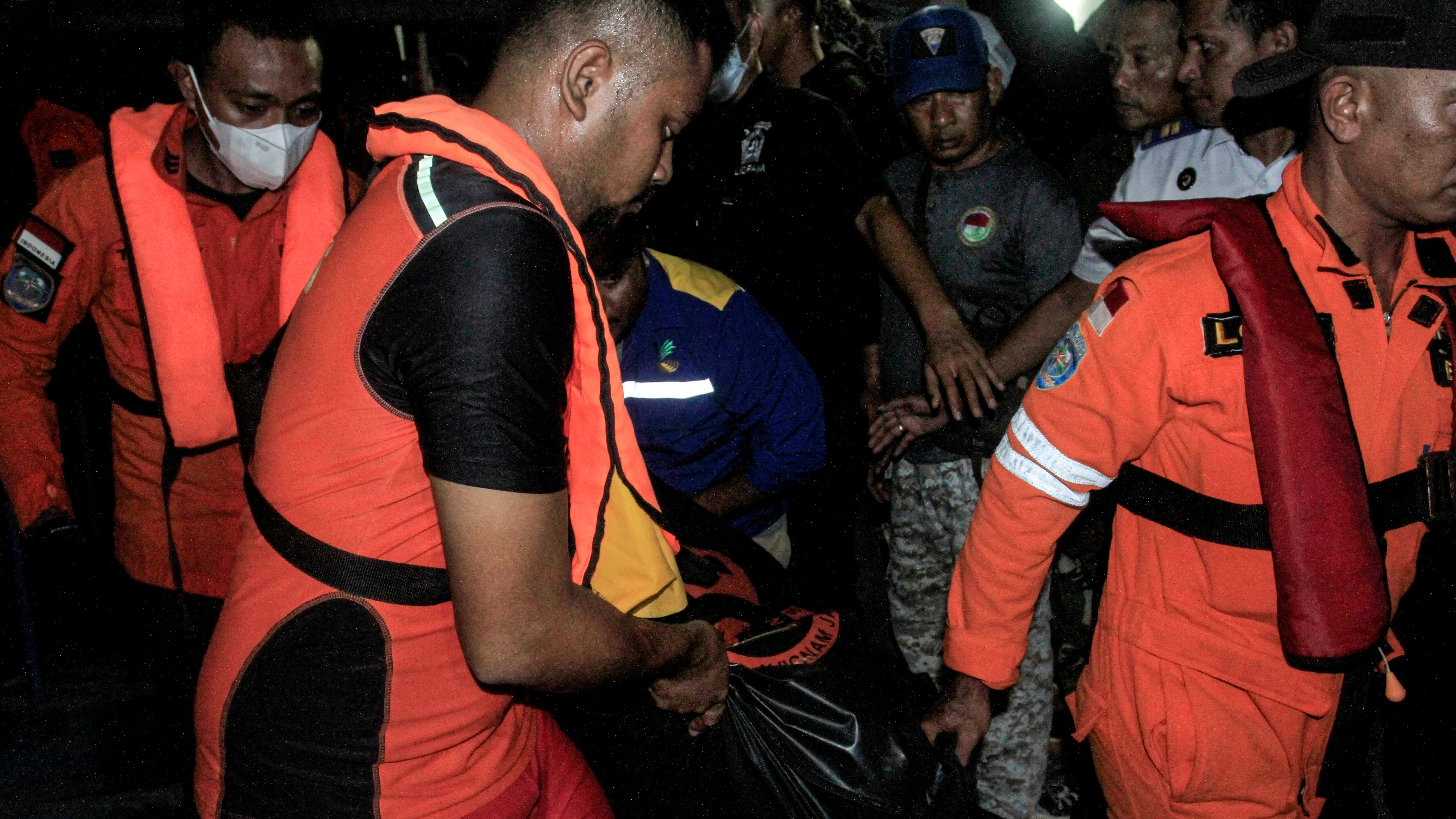 Incendio en un ferry con 240 pasajeros en Indonesia: 14 muertos