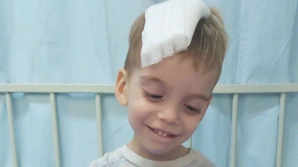 Los padres de Oliver, niño con un tumor cerebral que vive en México, esperan que llegue mañana a Barcelona para operarlo