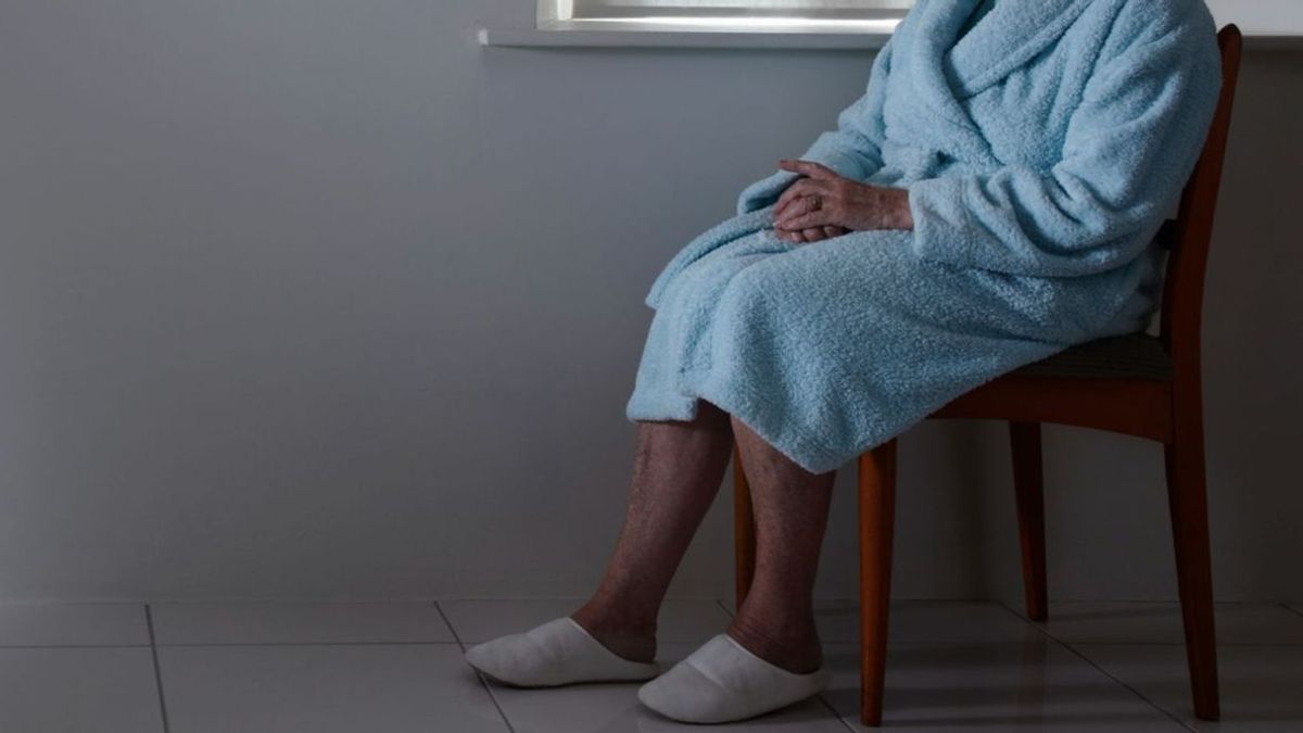 Mujer anciana sentada en una silla