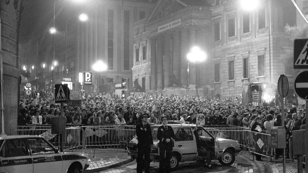 Simpatizantes del PSOE delante del Hotel Place la noche del 28 de octubre del 82