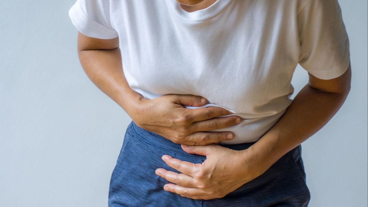 Una mujer con náuseas, vómitos y diarreas síntomas de la toxina estafilocócica encontrada en mozzarella fresca