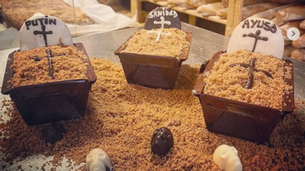 Una panadería de Parla se hace viral con sus pasteles con forma de tumba de Ayuso