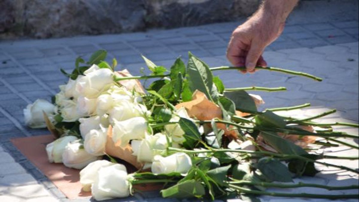 Flores en homenaje a víctimas de ETA en Donostia