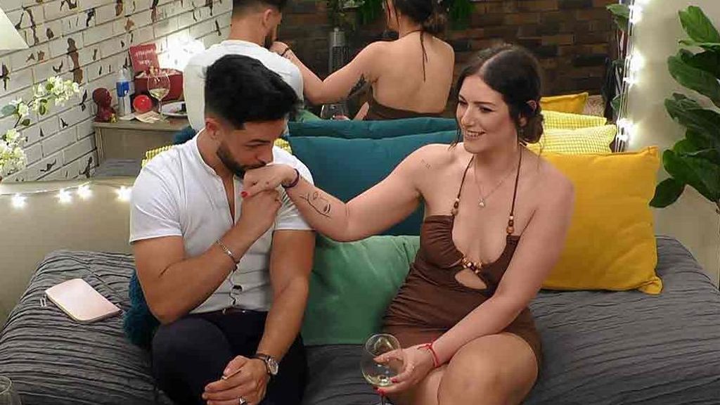 Lucía acaba con la autoestima del Bisbal de ‘First Dates’: “Ha sido un beso normalito”