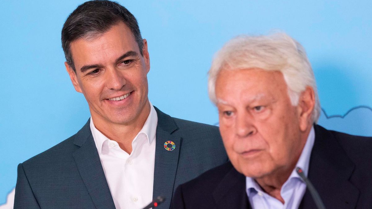 Pedro Sánchez y Felipe González en la sede del PSOE