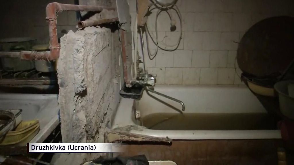 Violeta, de 85 años, no tiene dónde ir tras destrozar su casa los últimos bombardeos en el Donbás