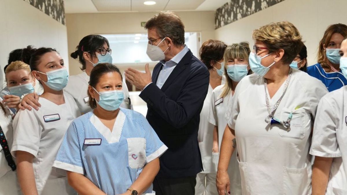 El presidente del PP, Alberto Núñez Feijóo, visita un centro hospitalario en Santander