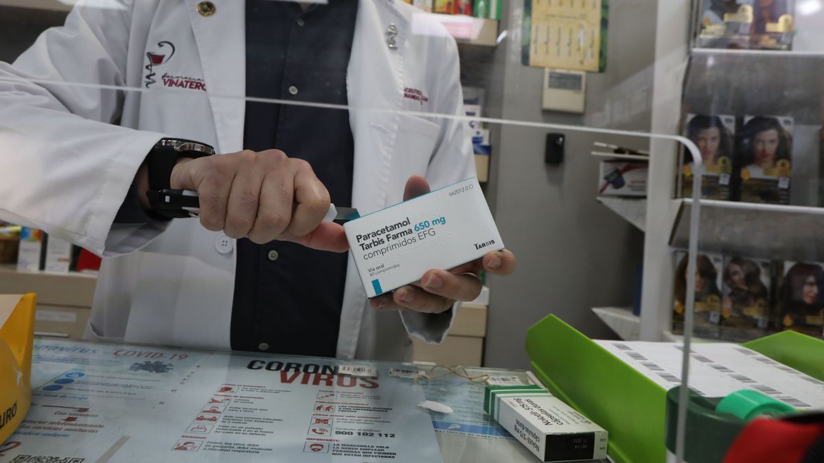 EuropaPress 2851754 farmaceutico recorta codigo barras caja paracetamol farmacia segundo mes EuropaPress 2851754 farmaceutico recorta codigo barras caja paracetamol farmacia segundo mes