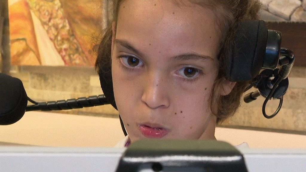 Gema, la niña con parálisis cerebral, que 'habla' con los ojos', es superdotada y quiere ser maestra