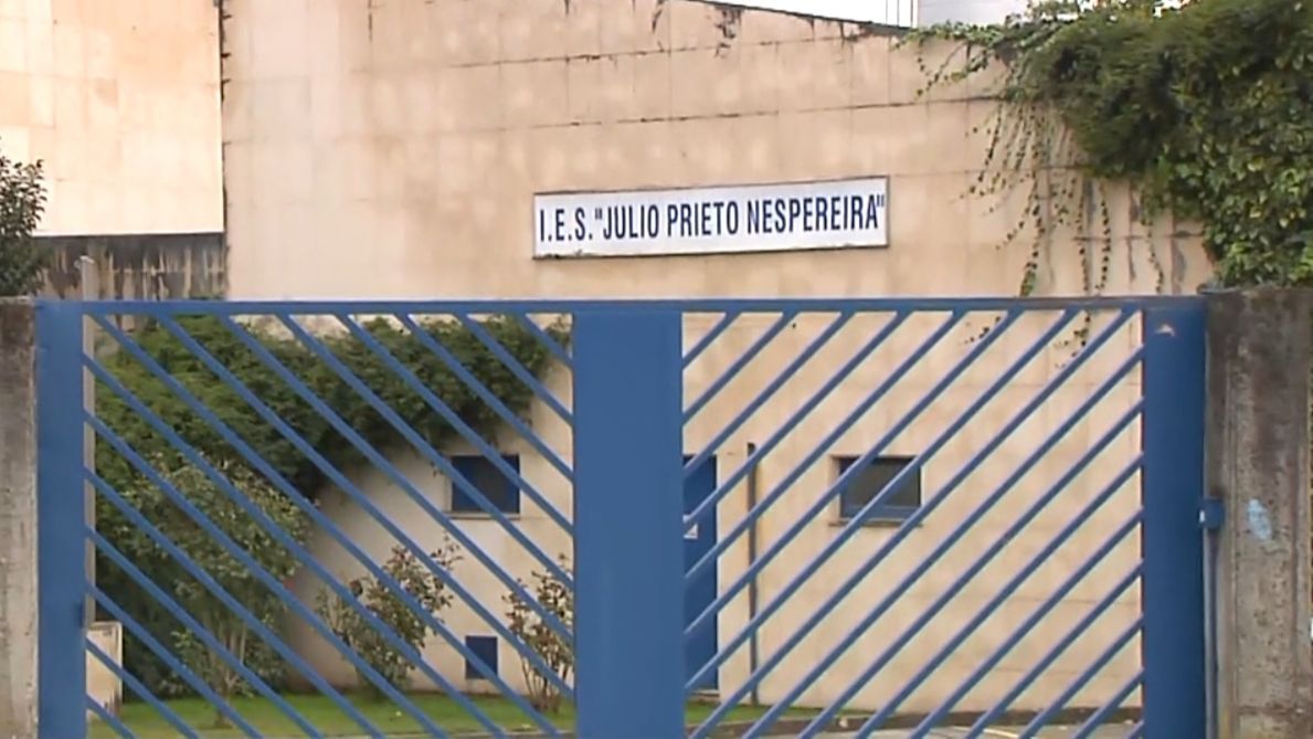 Los bomberos tras la muerte de un chico en su instituto de Orense: “El muro ha tenido que caer por algún empuje”