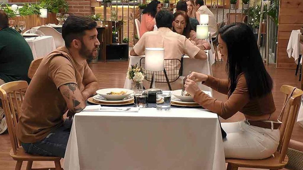 Jessica y Borja durante su cita en 'First Dates'