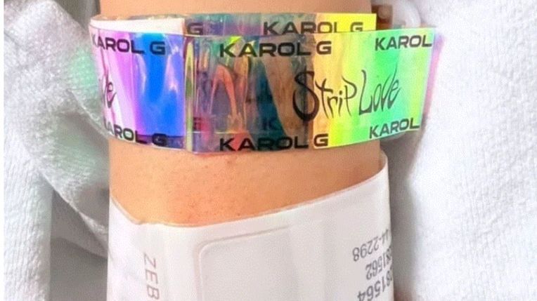 Karol G visita a una fan que se puso de parto en uno de sus conciertos en California