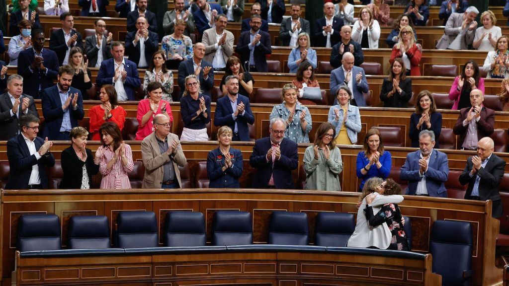 La bancada del PSOE aplaude a Montero tras el debate de presupuestos