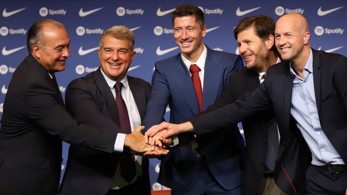 La eliminación deja 'tiritando' al Barcelona: agujero de 40 millones y necesidad de ganar la Europa League La eliminación deja 'tiritando' al Barcelona: agujero de 40 millones y necesidad de ganar la Europa League