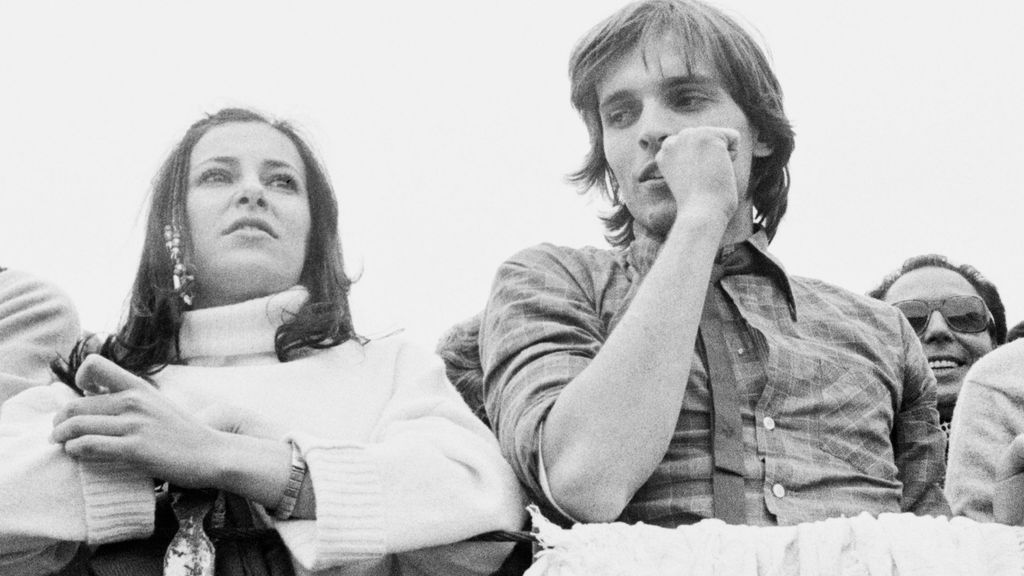 Miguel Bosé con Ana Obregón, en una corrida de toros (1980)