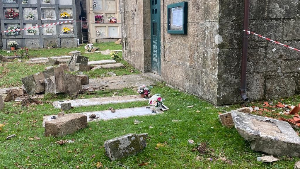 Un rayo destroza el campanario de una iglesia en Santiago de Compostela