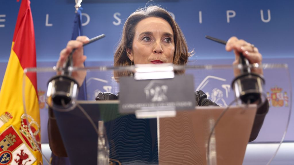 Cuca Gamarra durante una rueda de prensa en el Congreso