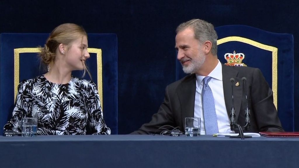 El cariñoso gesto del Rey Felipe con la princesa de Asturias tras terminar su discurso