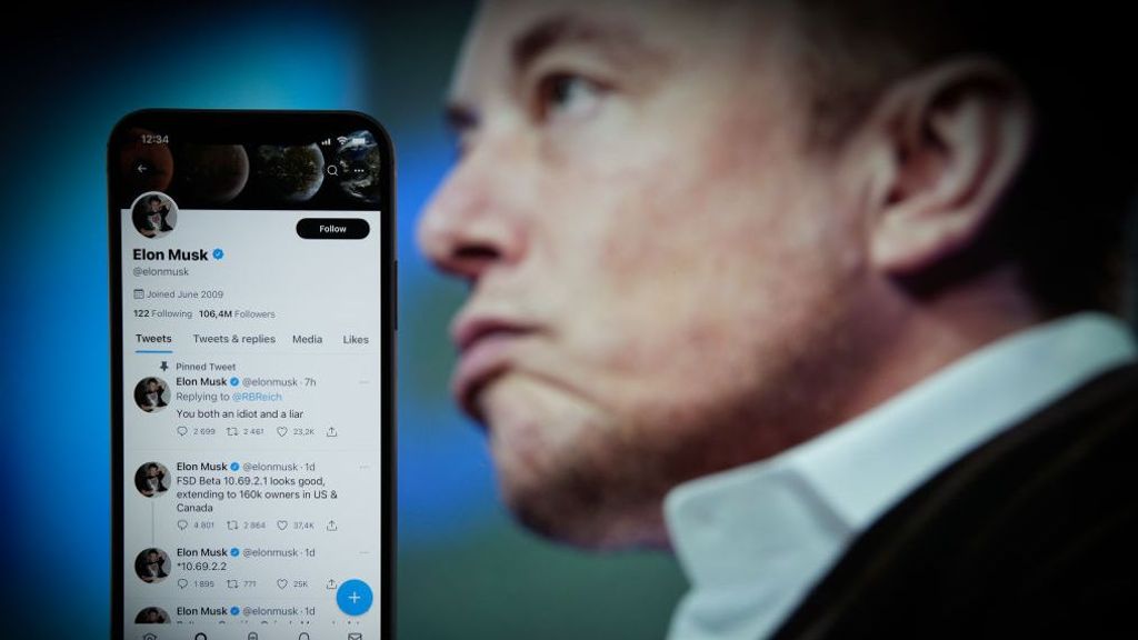 Elon Musk compra Twitter tras meses de polémica y despide a los directivos