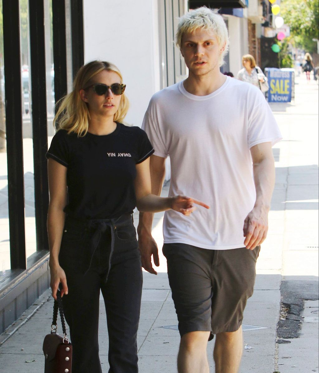 Evan Peters y Emma Roberts
