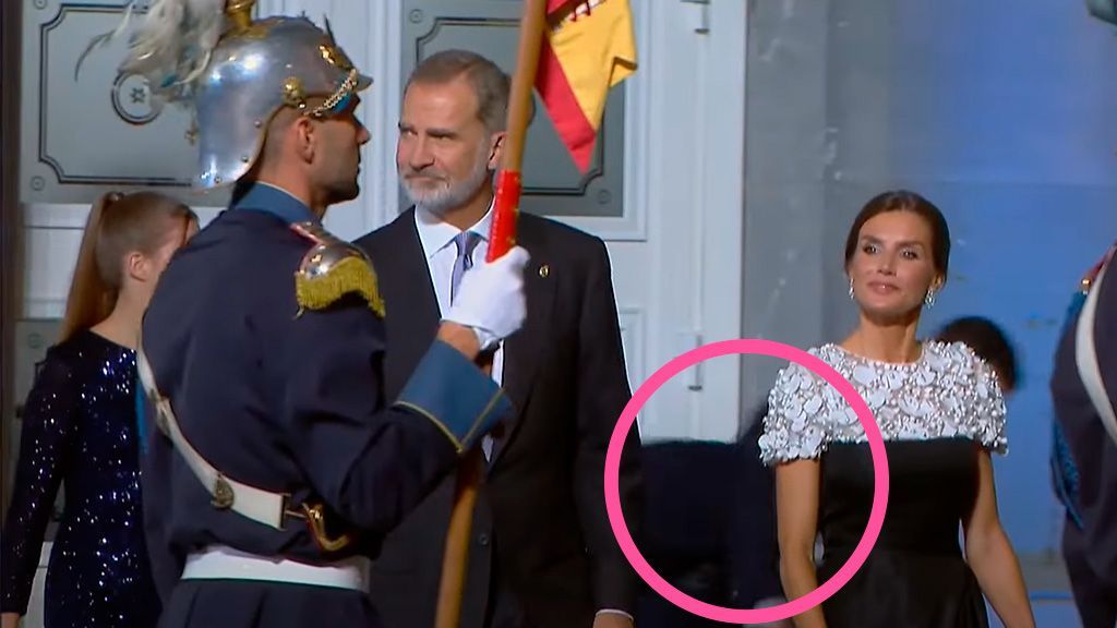 La primera caída, justo detrás de la reina
