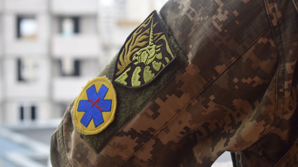 La insignia de la unidad militar LGTBI