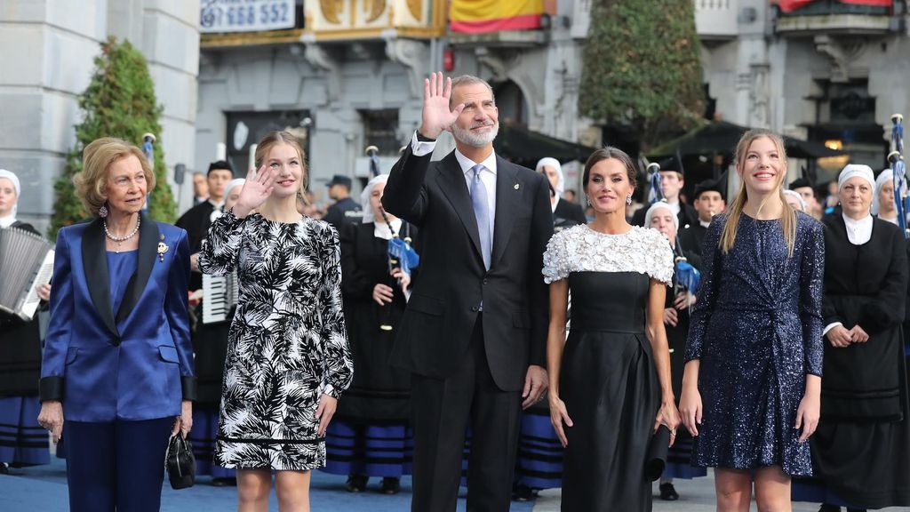 La llegada de la familia real al Teatro Campoamor para presidir la entrega de los Premios Princesa de Asturias 2022