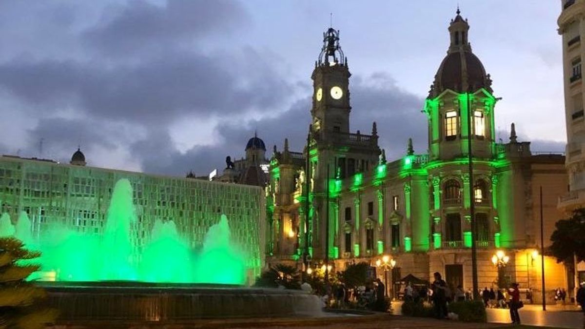 La plaza del ayuntamiento se tiñe de verde