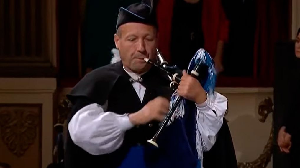 La Real Banda de Gaitas Ciudad de Oviedo interpreta el himno de Asturias