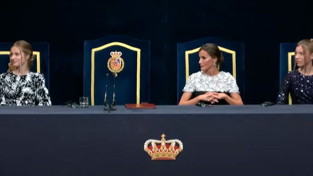 La reina Letizia y sus hijas, Leonor y Sofía, atentas al discurso del rey Felipe VI