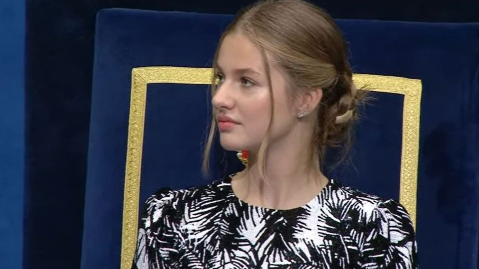 Leonor, la princesa de Asturias, atenta a las palabras de Matos Moctezuma