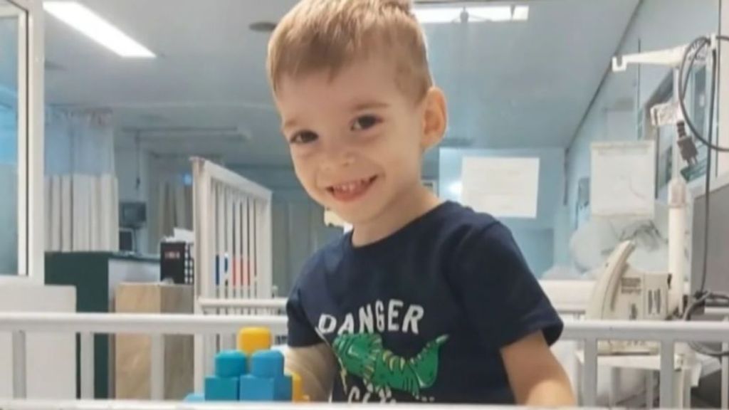 Los médicos del hospital de Barcelona logran extirpar más del 90% del tumor cerebral del pequeño Oliver