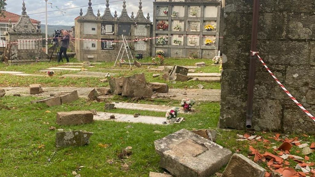 Restos del campanario y tejas por el suelo.