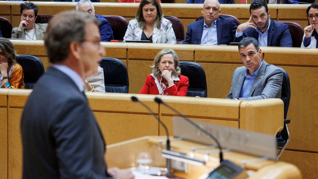 Sánchez y Feijóo durante su debate en el Senado