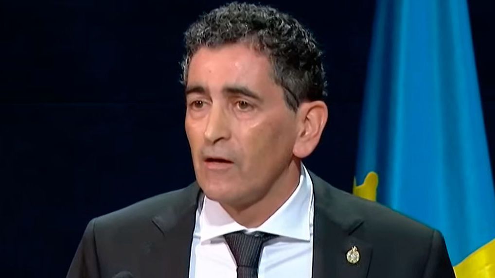 Sube Juan Mayorga al escenario para dar su discurso