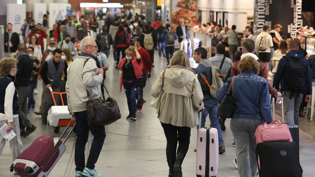 Varios pasajeros con maletas en la estación de Puerta de Atocha, a 28 de octubre de 2022, en Madrid (España).