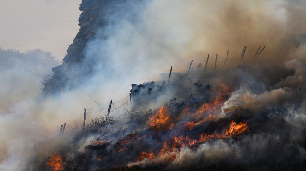 El viento complica los 17 incendios activos en Cantabria