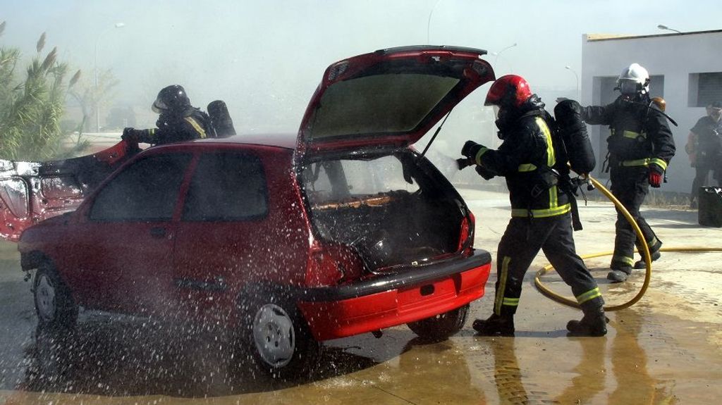 Hallan el cadáver de un hombre en el interior de un coche ardiendo bajo un puente en Puente Genil, Córdoba