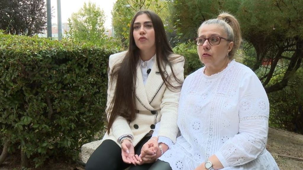 Sara y su madre, que sufrió un ictus cuando su hija tenía 13 años