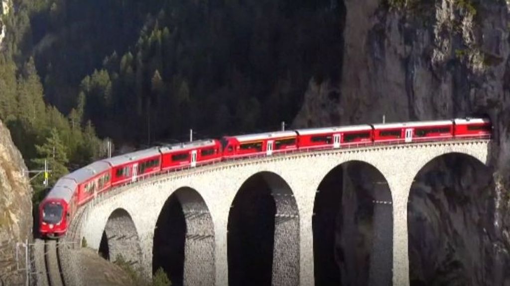 Tren de récord: el convoy de pasajeros más largo del mundo completa un trayecto por los Alpes suizos
