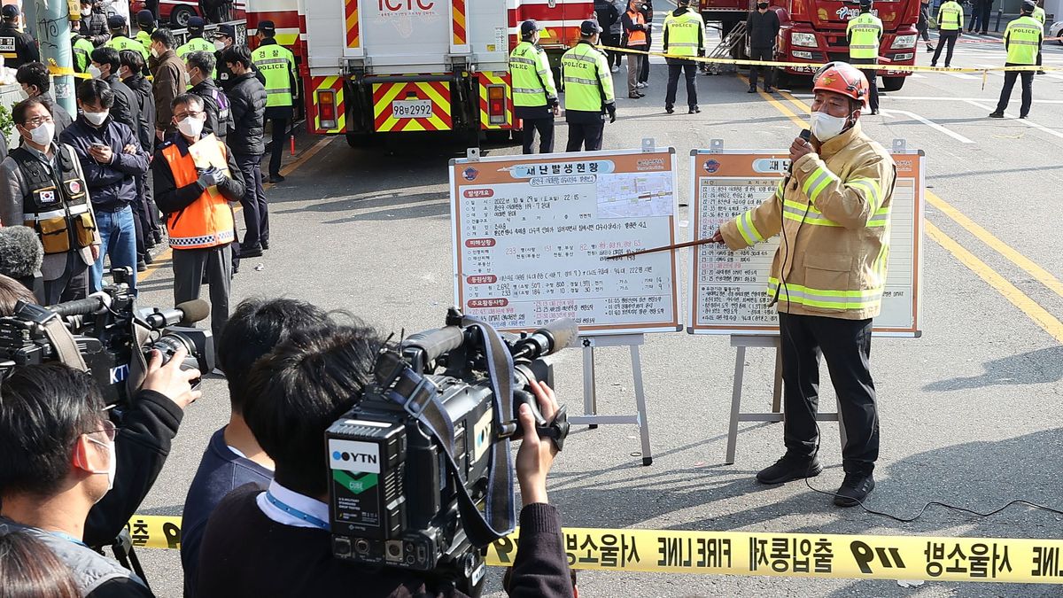 El jefe de bomberos de Yongsan, Choi Seong-beom, informa sobre el aumento de las víctimas de la avalancha en Seúl