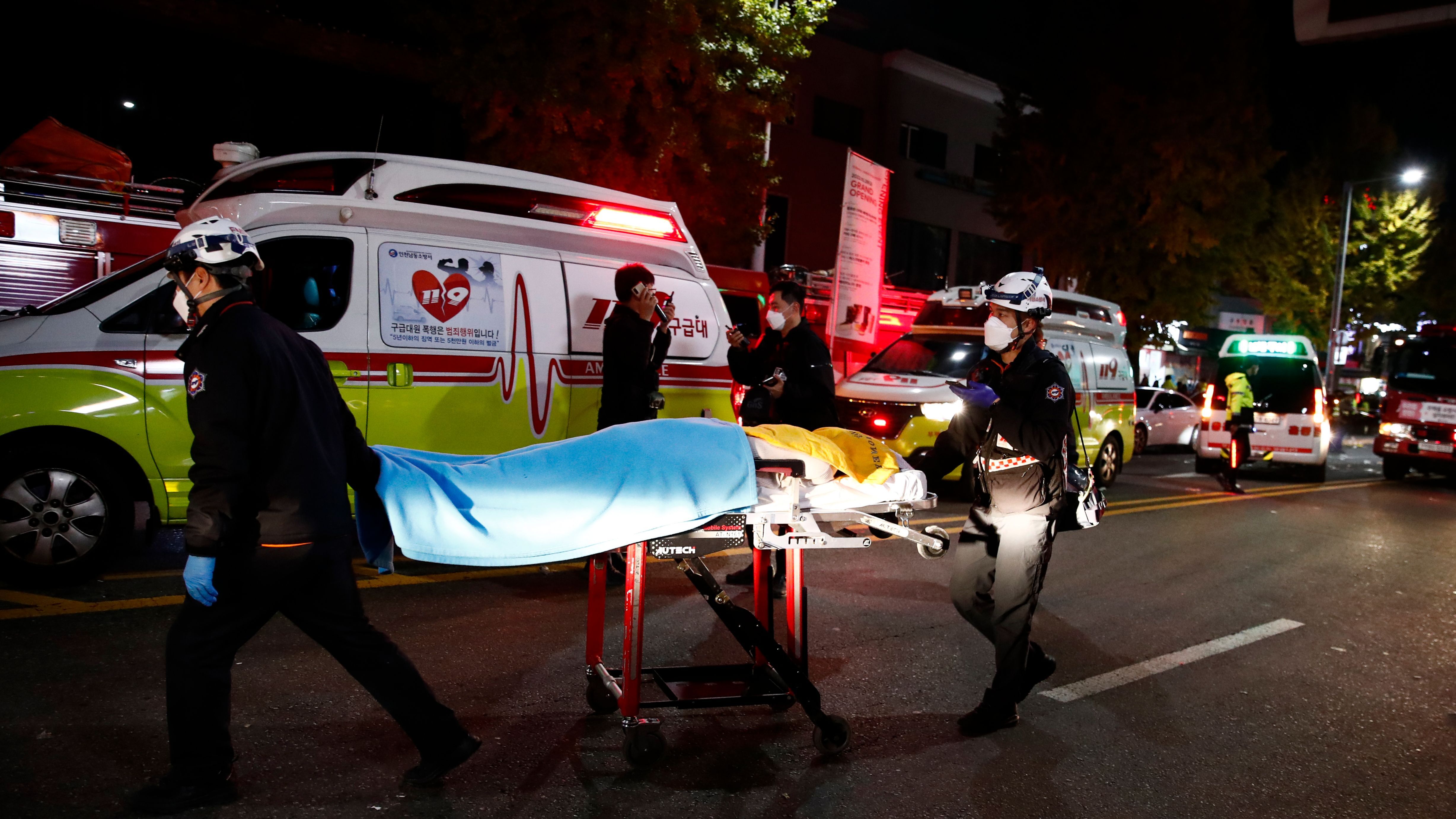 EN IMÁGENES | Decenas de muertos y más de 150 heridos en una estampida en Seúl