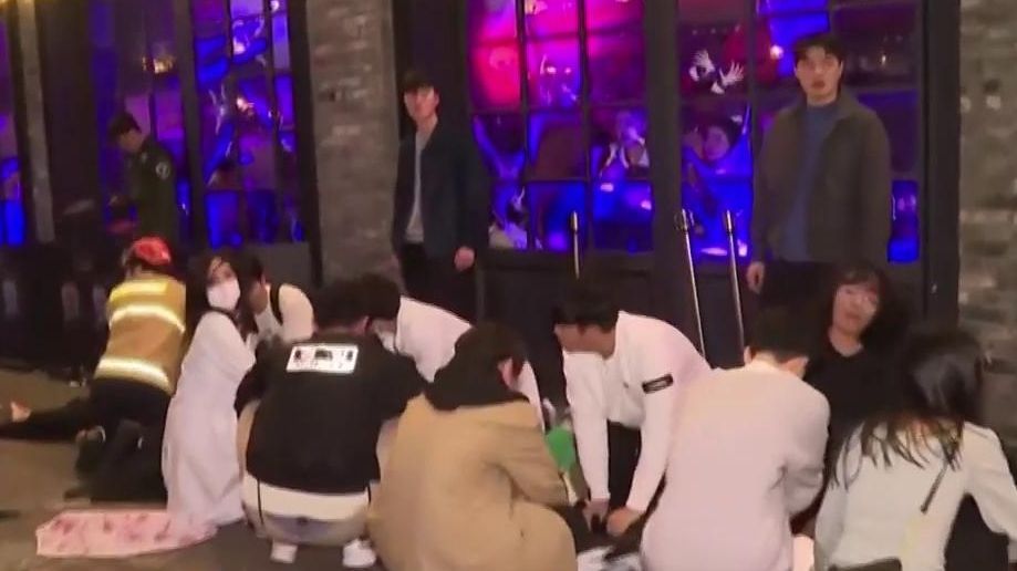 EN IMÁGENES | Decenas de muertos y más de 150 heridos en una estampida en Seúl