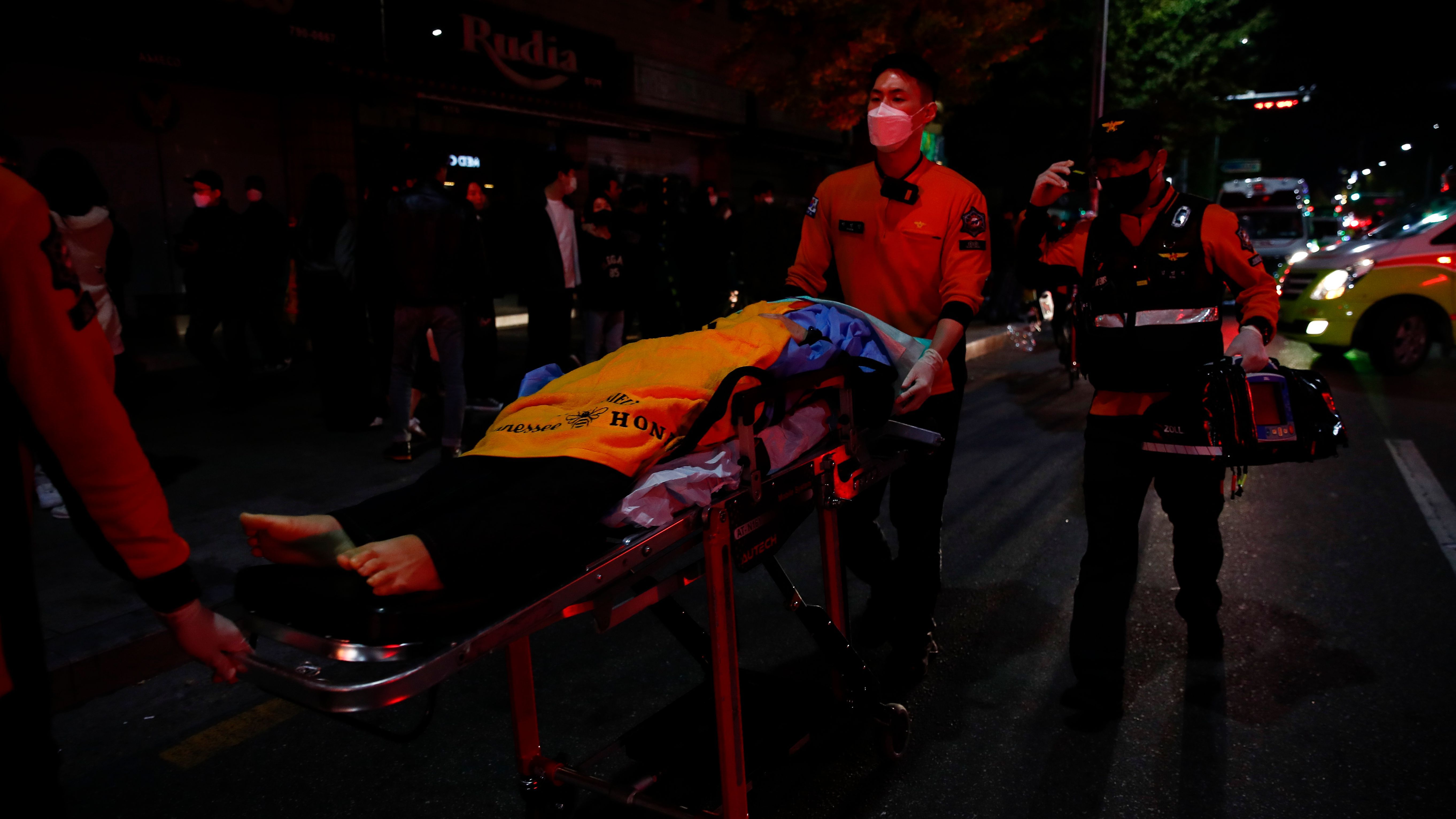 EN IMÁGENES | Decenas de muertos y más de 150 heridos en una estampida en Seúl