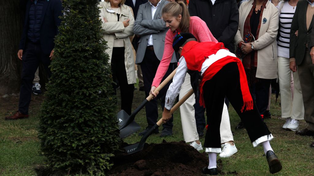 EuropaPress 4778231 la princesa leonor ayuda a plantar el árbol parroquial cadaveu los reyes entregarán
