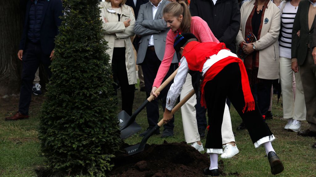 EuropaPress 4778231 princesa leonor ayuda plantar arbol parroquia cadaveu reyes van entregar