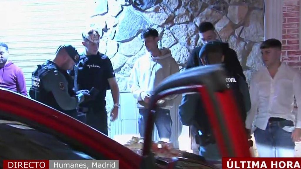 Gran despliegue policial antes de una macrofiesta de Halloween en una Madrid: registran un coche y a sus pasajeros en directo