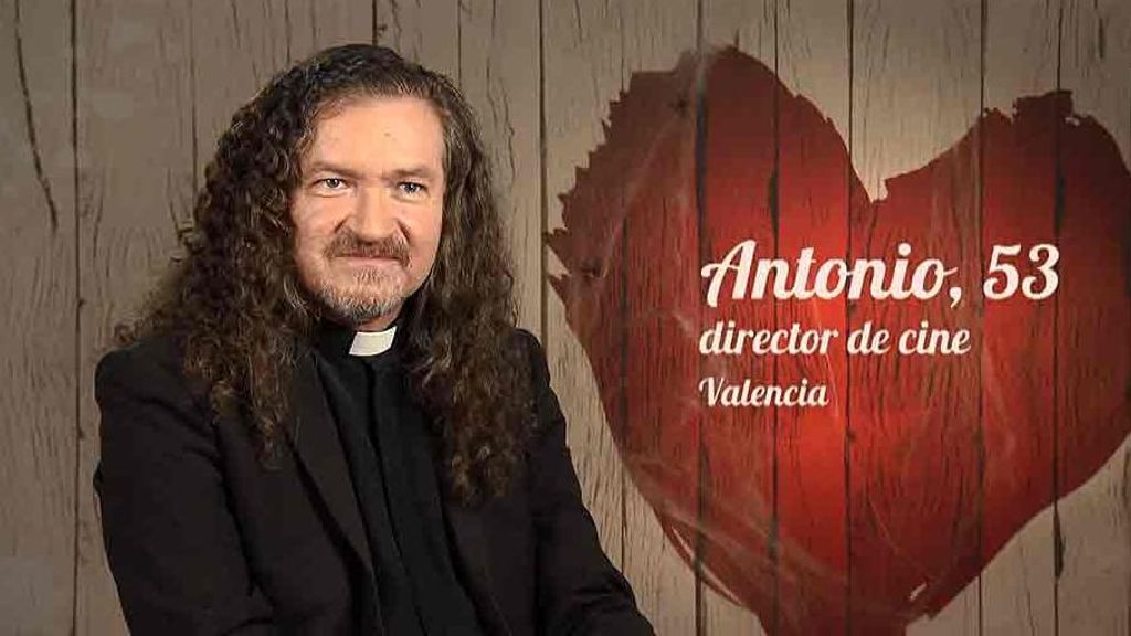 Antonio no cree que su cita de ‘First Dates’ vea muertos, pero él duerme “sobre las urnas de mi familia”