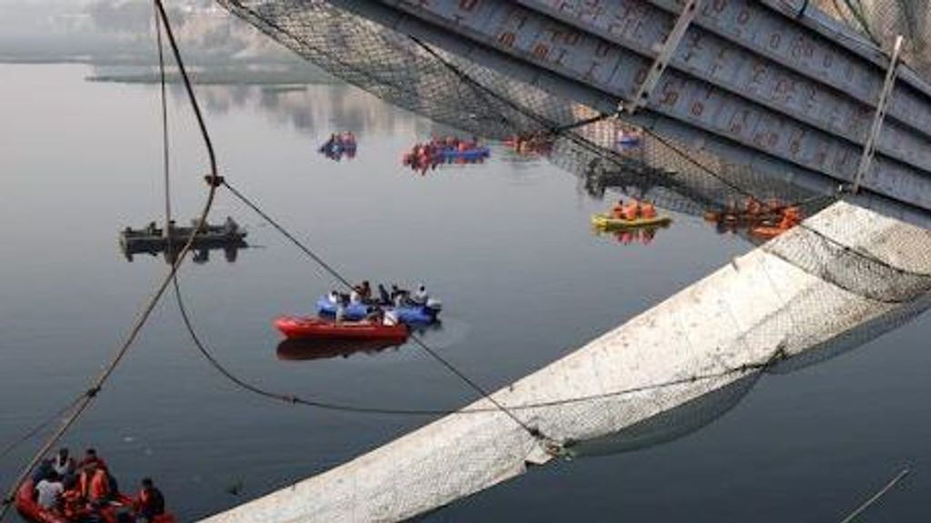 Se derrumba un puente colgante en India: buscan los cuerpos de las personas caídas al río Machchhu